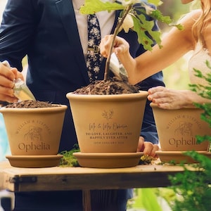 カスタムエッチングカップルテラコッタポット＆ソーサー、パーソナライズされたユニティツリー植樹結婚式セレモニープランター新築祝い記念日ガーデンギフト