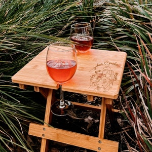 Mesa de picnic de viaje de bambú portátil y plegable grabada más copas de vino para parejas, regalo corporativo/de inauguración de la casa, favor de dama de honor de boda