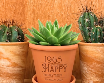 Maceta y platillo de terracota de cumpleaños con hito grabado personalizado, jardinera de flores con nombre personalizado, inauguración de la casa, regalo de jardín para mamá y papá