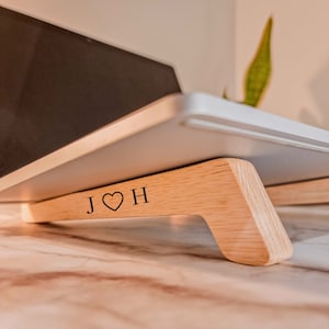 Elevador/portátil portátil de madera personalizado, soporte de soporte de madera para Macbook/organizador de escritorio de oficina grabado personalizado/trabajo desde casa/regalo