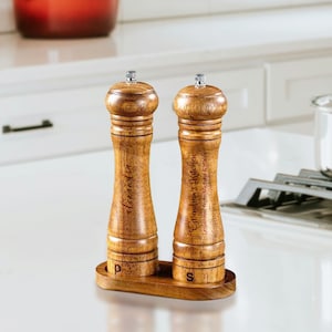 Personalised Wooden Salt and Pepper Grinder, Base Set, Custom Engraved Mill Shaker, Manual Spice Crusher Kitchen Utensils, Housewarming Gift