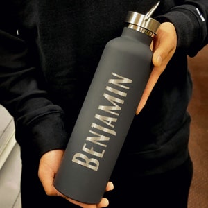 Garrafa de água isolada de aço inoxidável gravada e personalizada de 1L, logotipo personalizado a laser, garrafa térmica de viagem com acabamento fosco, presente corporativo