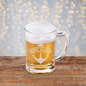 以下が含まれることがあります： 白い錨のデザインと「HENRY WILSON」と「DADDY'S BEER」の文字が書かれた透明なガラス製のビアジョッキです。