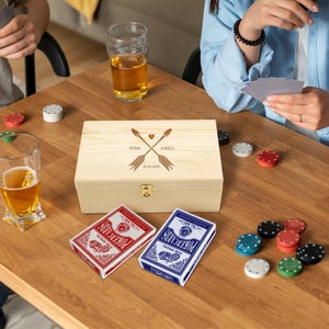 Conjunto de cartas de jogo em caixa de presente de madeira personalizado, 2 pacotes gravados de suporte de baralho para armazenamento de jogos de festa para família, pai de aniversário, presente de Natal