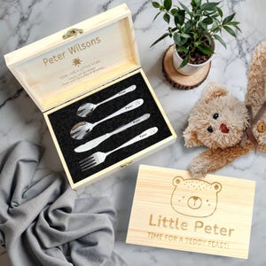 Personalisiertes Kinderbesteck 4-teilig & begabtes Holzkiste-Set, individuell gravierte Kindernamen-Utensilien, erster Geburtstag, Taufe Taufengeschenk