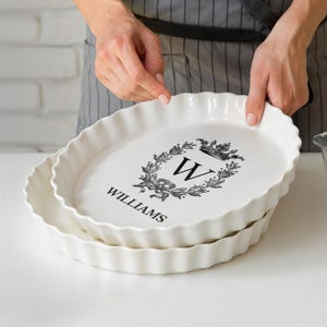 Anpassad graverad rund vit porslinsbakplåt, personlig pajform, quiche, köksminne, inflyttningspresent till mormor/farmor