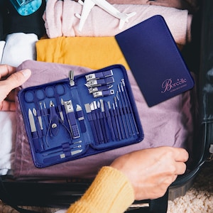 Estuche de viaje unisex personalizado de piel sintética para manicura, con logotipo personalizado con impresión UV, portátil, para guardar herramientas personales, regalo de dama de honor