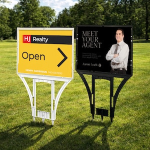 Puede incluir: Dos letreros de bienes raíces en un césped. Un letrero es amarillo con el texto "HJ Realty Open" y una flecha negra. El otro letrero es negro con el texto "Meet Your Agent" y una foto de un hombre.