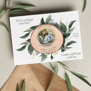 Imán para nevera con diseño de rebanada de madera con impresión UV personalizada, tarjeta de invitación, sobre kraft, corona rústica personalizada, papelería de boda