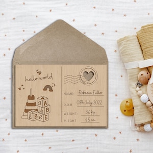 Carte postale personnalisée en bois pour faire-part de naissance, nom gravé, message de présentation de l'arrivée d'un nouveau bébé et présentoir, cadeau souvenir pour nouveau-né