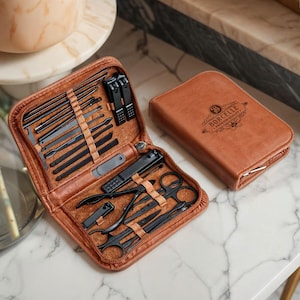 Kit de manicura de viaje personalizado de piel sintética color canela, bolsa de aseo de uñas portátil con grabado personalizado, estuche de almacenamiento de herramientas personales, regalo para padrinos de boda