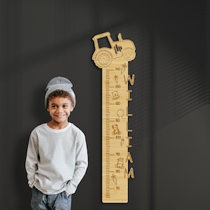Könnte beinhalten: Ein hölzerner Höhenmesser mit Traktor-Design und einem Lineal, das bis zu 140 cm misst. Die Karte ist mit dem Namen "William" personalisiert.