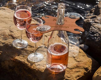 Juego de 4 copas de tallo y soporte para vino personalizados, portabotellas de madera cortado con láser/mayordomo grabado personalizado, regalo de aniversario de bar, inauguración de la casa