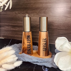 Personalised Acacia Salt Shaker and Pepper Grinder & Base Set, Custom Engraved Manual Spice Mill Crusher, Kitchen Utensils Housewarming Gift