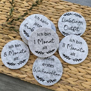 Meilenstein Karten Baby | Geschenk zur Geburt | 24 Meilensteinkarten aus Filz | Nachhaltige Meilensteinkarten