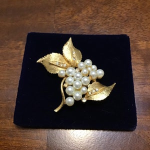Vintage Leaf and Faux Pearl Gold Tone Brooch