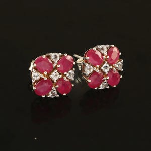 Pendientes de rubí natural de talla ovalada con elegantes flores en plata de ley 925. Joyas con piedra de nacimiento de noviembre. Pendientes de flor de rubí.