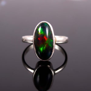 Natuurlijke Ethiopische zwarte opaalring - ovale vorm cabochon-925 zilveren ring - verbazingwekkende kleurrijke vuuropaalring - oktober geboortesteen - stapelbare opaalring