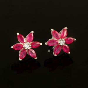 Pendientes de rubí natural con rubí de talla marquesa. Elegantes pendientes de flor en plata de ley 925. Joyas con piedra de nacimiento de noviembre. Pendientes de flor de rubí.