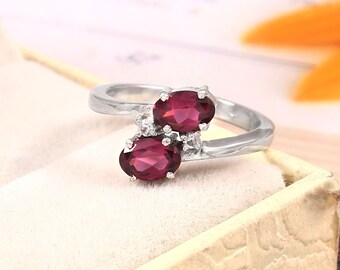 Sterlingzilveren ring met natuurlijke arhodoliet-granaat, witte topaasaccent, geboortesteen juni