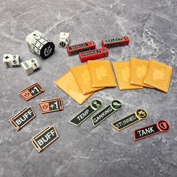 Può includere: Una collezione di accessori per giochi da tavolo, tra cui dadi, carte e segnalini. I dadi sono bianchi con segni neri e le carte sono arancioni. I segnalini includono "BUFF", "+1", "STUNNED" e "TANK".