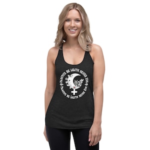Puede incluir: Un top de tirantes negro con un diseño gráfico blanco que presenta una luna creciente, un símbolo femenino y el texto "Always be Lilith Never Eve" repetido dos veces.