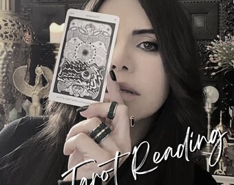 Könnte beinhalten: Eine Frau hält eine Tarotkarte vor ihrem Gesicht. Die Karte ist die "Turm"-Karte und zeigt einen Turm, der vom Blitz getroffen wird. Der Text "Tarot Reading 1 or More Questions" ist in Weiß auf schwarzem Hintergrund geschrieben.