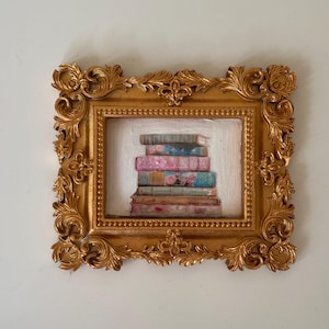 Dipinto in miniatura di una pila di libri – Arte originale incorniciata per gli amanti dei libri, accogliente biblioteca o angolo di lettura – Serie Little Gem