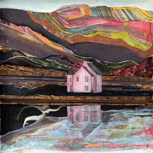 Collage originale di paesaggi, casa rosa su lago di montagna, opera d'arte incorniciata su carta con tecnica mista, decorazione murale moderna, arte quadrata su pannello di legno
