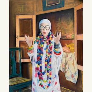 Ritratto di Iris Apfel, opera d'arte figurativa di un'icona della moda stravagante, scena di un interno colorato, opera d'arte originale su carta A3