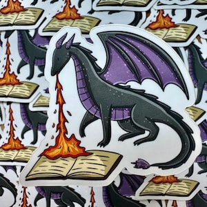 Adesivo fustellato drago di fuoco / Carino / Pastello / Libri / Fiamme / Libresco / Lettura