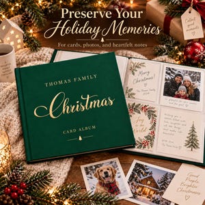 Könnte beinhalten: Ein quadratisches, dunkelgrünes Kartenalbum mit goldener Folienprägung, die "THOMAS FAMILY Christmas CARD ALBUM" lautet. Das Album ist geöffnet und zeigt Innenseiten mit Fächern für Urlaubsfotos, Karten und Notizen mit festlichen Motiven.