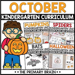Puede incluir: Un conjunto de plan de estudios educativo para jardín de infantes en octubre con un personaje de dibujos animados sosteniendo una calabaza. Los materiales incluyen planes de lecciones y actividades sobre calabazas, arañas, murciélagos y Halloween.
