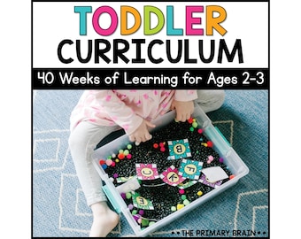 Puede incluir: Un contenedor de plástico transparente lleno de frijoles negros, pompones coloridos y tarjetas cuadradas con letras del alfabeto. El texto TODDLER CURRICULUM 40 Weeks of Learning for Ages 2-3 y THE PRIMARY BRAIN aparece arriba y abajo.