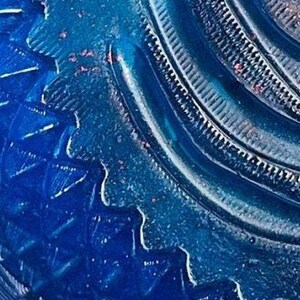 Macro of the moulded surface texture on the royal blue sparkle shaving bowl, showing the printed detail up close.