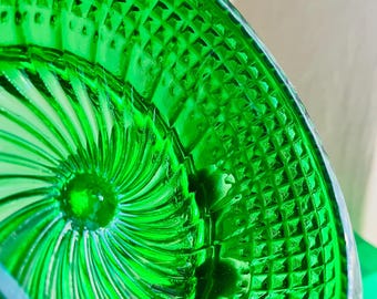 Emerald Green Shaving Bowl, 114 mm Ribbed Lather Dish with Diamond Cut Print Texture