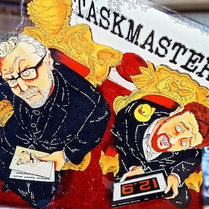 Puede incluir: Un premio Taskmaster de acrílico transparente con ilustraciones de dibujos animados de dos hombres con trajes sobre tronos dorados. El texto "TASKMASTER" se muestra. Una figura sostiene un papel, la otra una tableta que muestra "6.21".