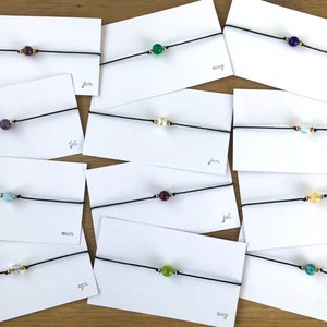 Geboortesteen armband met een twee drie of vier steentjes gepersonaliseerd - Birthstone bracelet - geboren steen maand gezin familie jarig