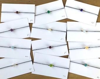 Geboortesteen armband met een twee drie of vier steentjes gepersonaliseerd - Birthstone bracelet - geboren steen maand gezin familie jarig