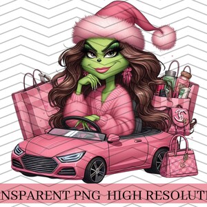 Pode incluir: Uma mulher de pele verde com cabelo castanho comprido, usando um chapéu de Papai Noel rosa e um suéter rosa, dirige um carro de brinquedo rosa. Ela está segurando uma sacola de compras com presentes e uma bolsa rosa está no banco do passageiro.