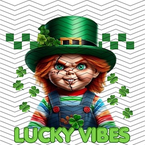 Puede incluir: Un duende verde con una sonrisa traviesa lleva un sombrero verde con una banda dorada y una camisa a rayas. El duende sostiene un trébol de cuatro hojas. El texto "LUCKY VIBES" está escrito en letras verdes debajo del duende.