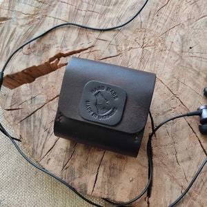 Handmade leather case for wired headphones gift for music lover, Headphone pouch, Leather earbud case, Earphones case, Earphone case