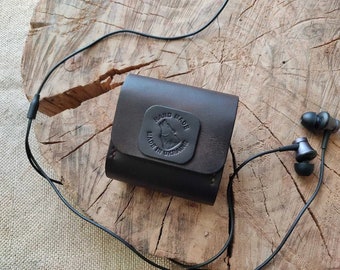 Handmade leather case for wired headphones gift for music lover, Headphone pouch, Leather earbud case, Earphones case, Earphone case