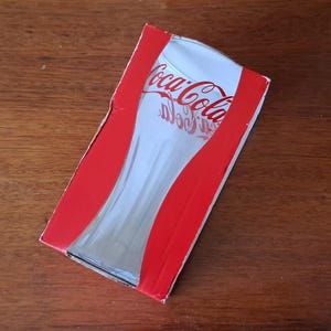 Zeldzame Cristmas glazen beker Coca-Cola in unieke kartonnen doos! NIEUW!