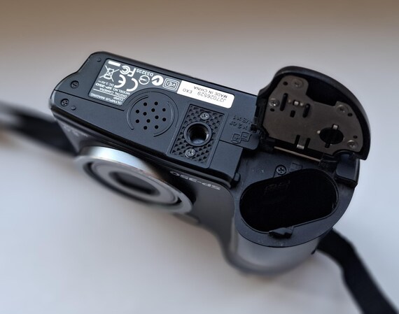 Olympus SP-350 is 8-megapixel Compact Digital Camera + 128MB Xd
