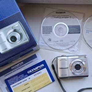 Vintage Digitalkamera Olympus FE-210 Silber mit xD-Picture Card 1GB