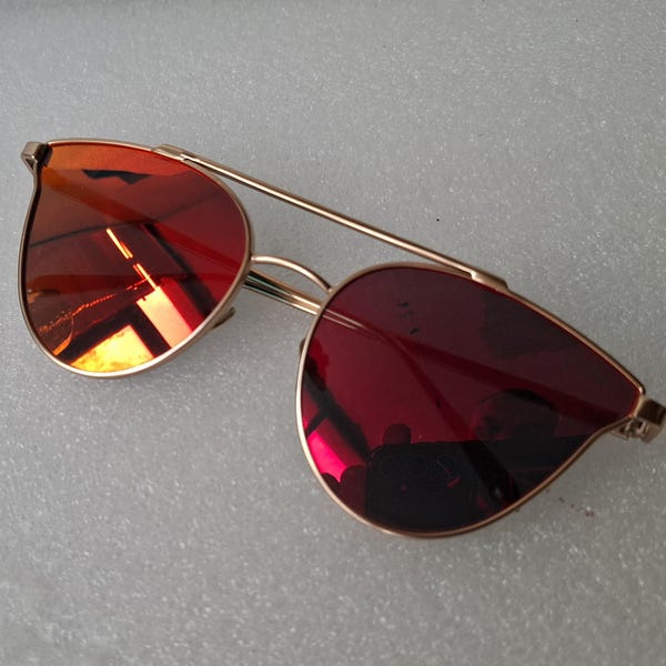 Lunettes de soleil aviateur œil de chat à verres rouges miroir, monture dorée, double pont, style rétro-futuriste Y2K, lunettes de soleil pour festivals