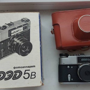 Cámara de película vintage de la URSS "FED 5V" con lente Industar-61 L/D En estuche con caja de cartón original