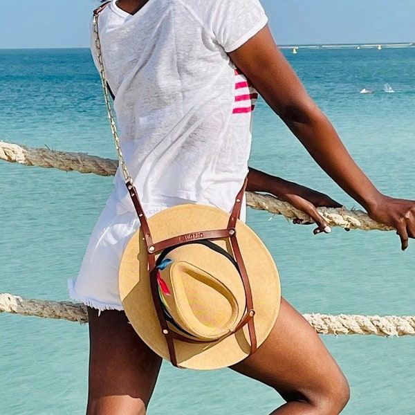 Porte Chapeau Hat Bag "Dubai" en cuir marron clair et chainettes dorées.Le Porte Chapeau pratique et élégant pour voyager les mains libres !