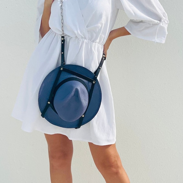 Bolsa para chapéu "Paris" em couro preto com correntes prateadas. A bolsa para chapéu prática e elegante para viagens com as mãos livres!